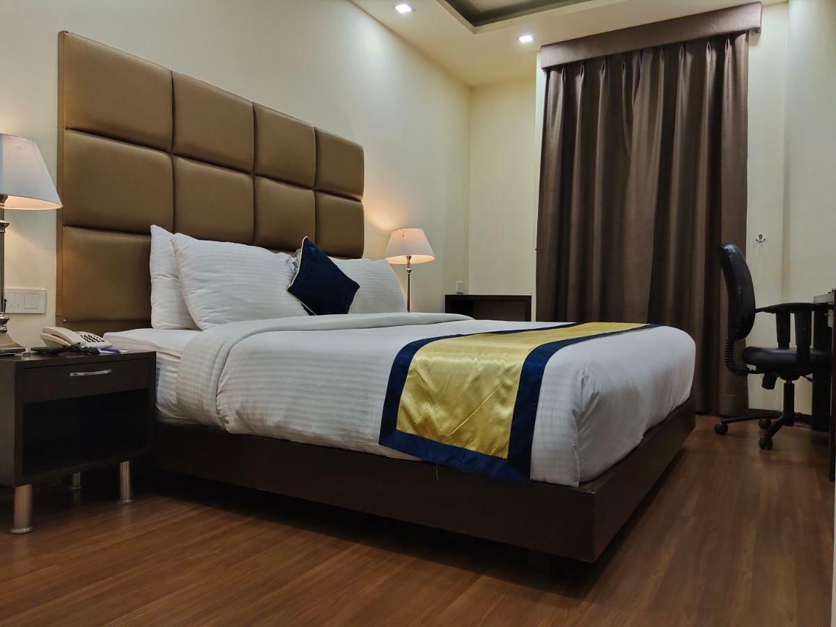 Days Hotel By Wyndham, Jalandhar Bagian luar foto